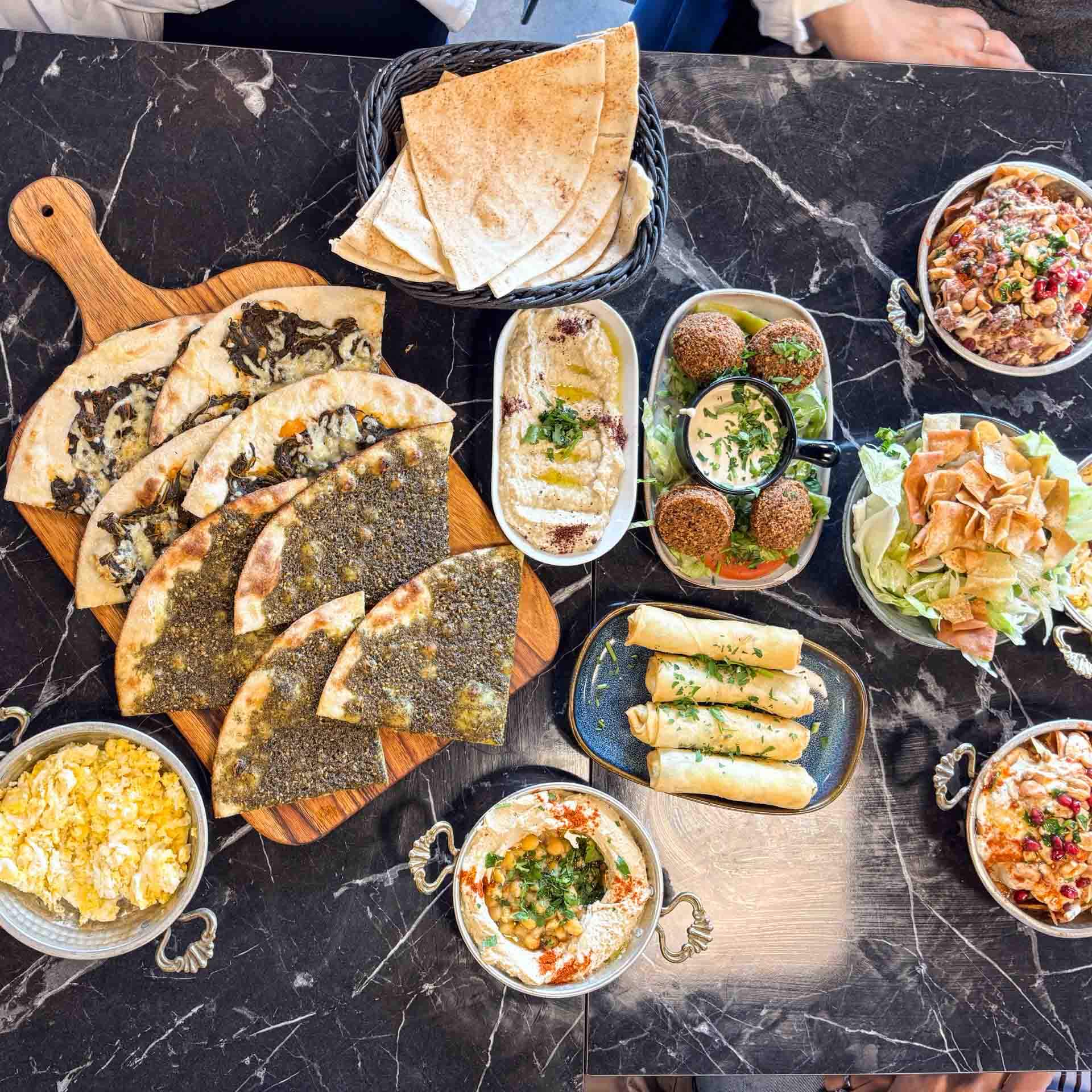 Libanesisk brunchbord med mezze og manakish