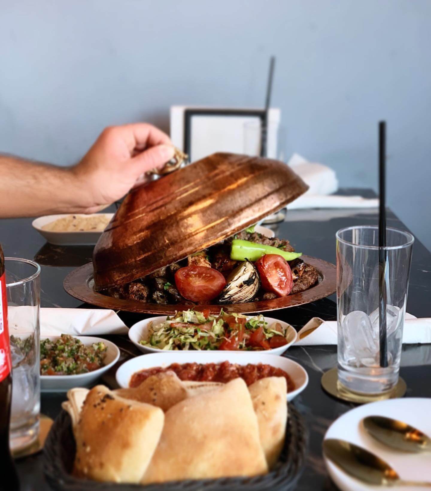 Libanesisk festbord med grill, mezze og friskbagt brød fra Zyara