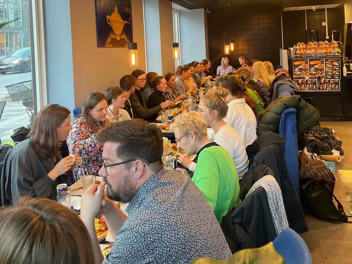 Stort selskab samlet til arrangement hos Zyara i Brabrand
