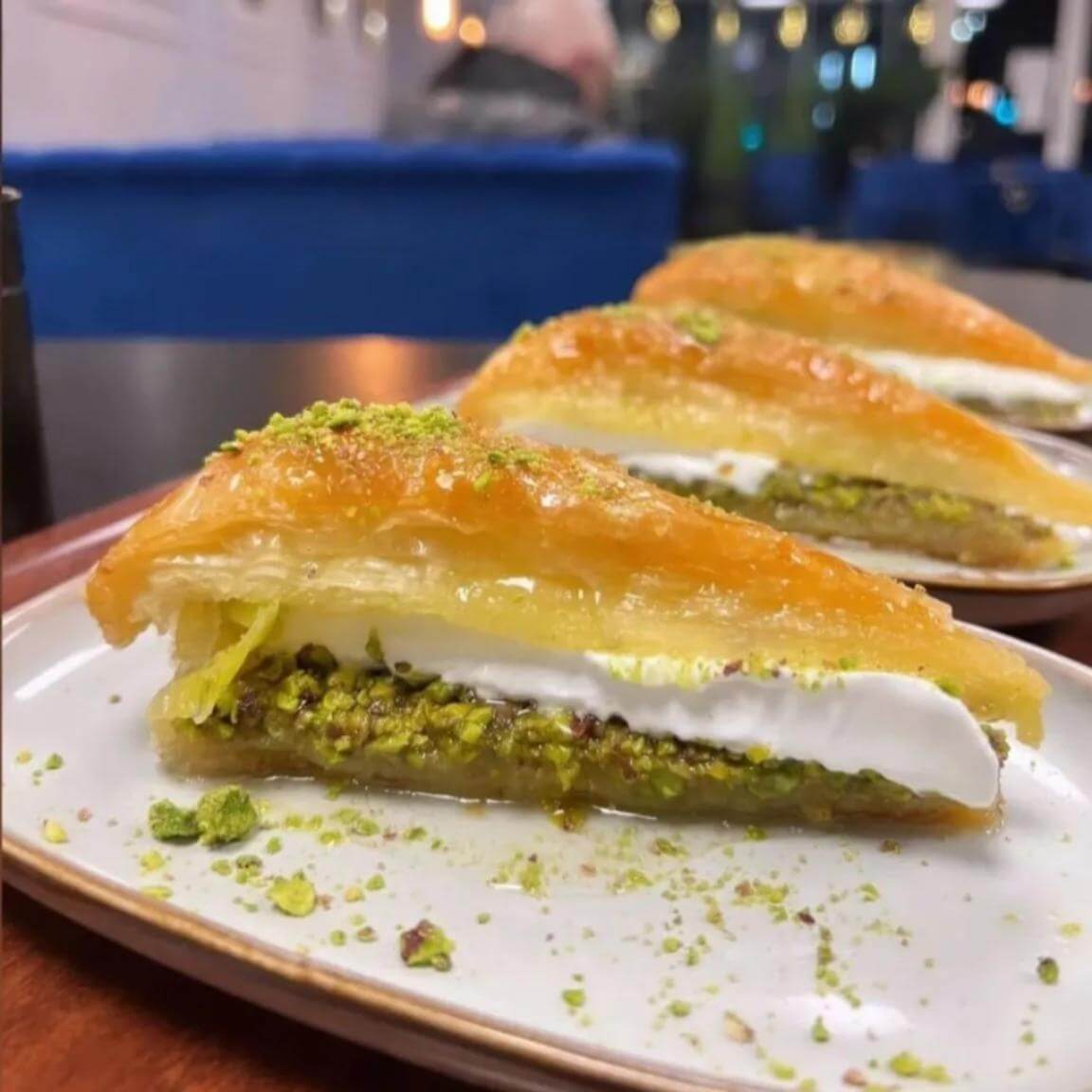 Sprød baklava med pistacie og flødeskum serveret hos Zyara