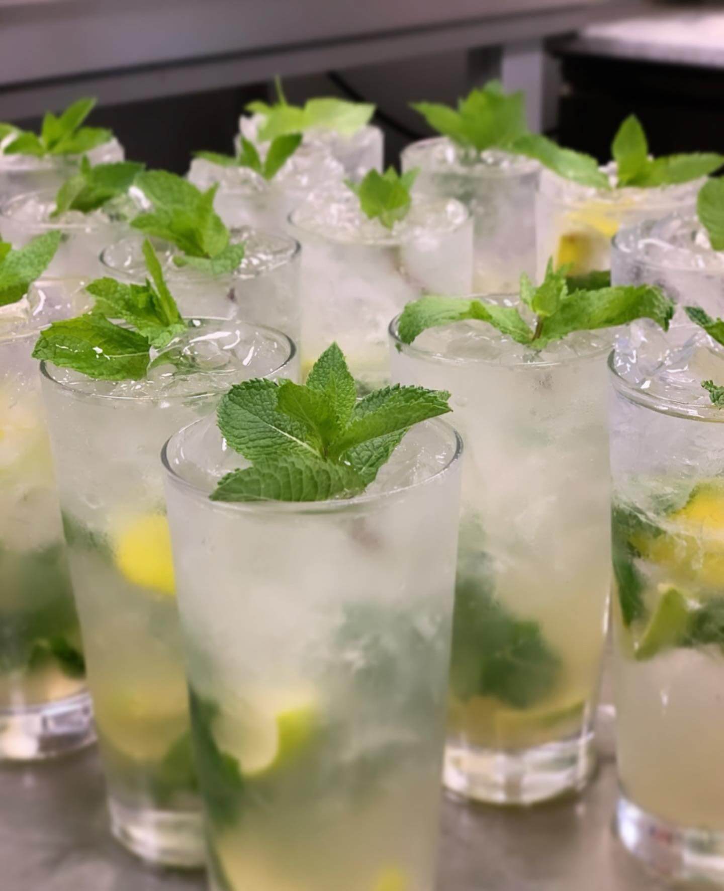 Friske mojitos med mynte og lime serveret hos Zyara